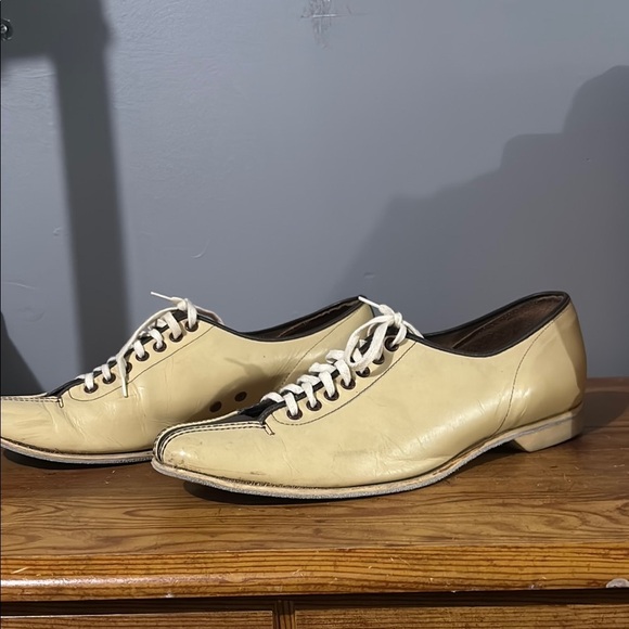 VINTAGE Cream Leather Bowling Shoes - Picture 2 of 7